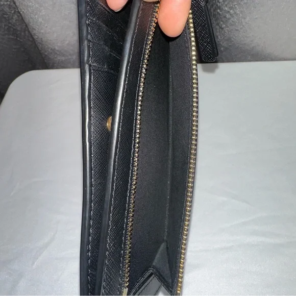 Tory Burch Robinson Slim Wallet - Picture 5 of 9